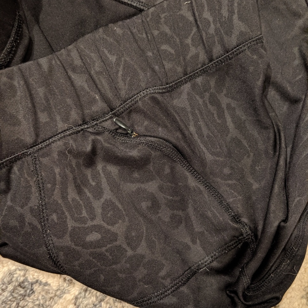 SOLD - FILA cropped workout pants - Picture 6 of 8